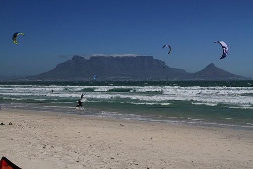 Kitesurfers op Blauberg strand nabij Kaapstad met de Tafelberg