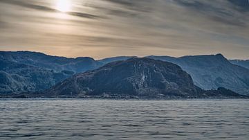 Fjord in Noorwegen, bewolkte lucht van Martin Köbsch