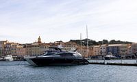 Saint Tropez met de beroemde kerk Notre Dame de l'Assomption, jachthaven met jachten en zeilboten aan de Cote d'Azur