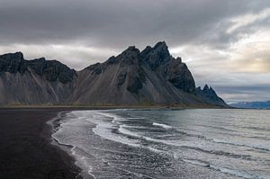 Vestrahorn / Stokksnes strand IJsland van Tim Vlielander