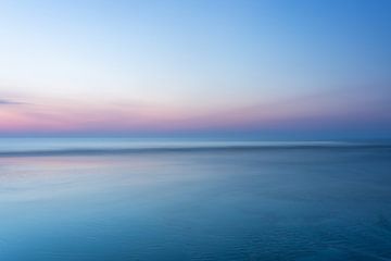 heure bleue au bord de la mer sur Karijn | Fine art Natuur en Reis Fotografie