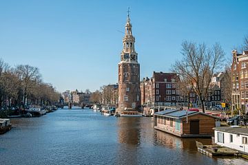 Stadsgezicht in Amsterdam met de Montelbaan toren in Nederland van Eye on You