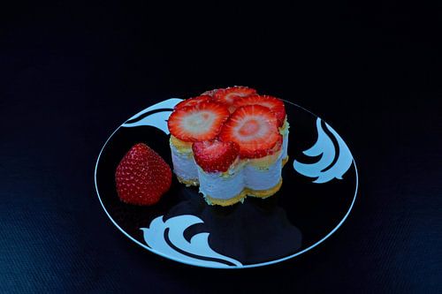 Fruittaartje met yoghurtroom, koekje en vers fruit