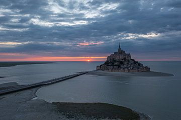 Mont Saint-Michel bij zonsondergang