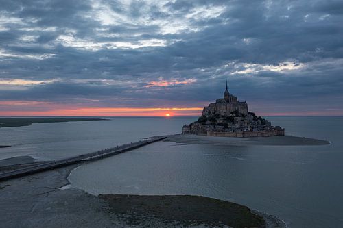 Mont Saint Michel au coucher du soleil sur Easycopters