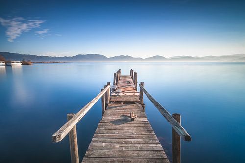 Houten pier en meer bij zonsopgang. Meer van Massaciuccoli