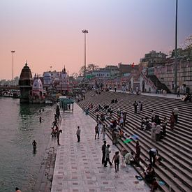 Mensen baden in de heilige rivier de Ganges bij zonsondergang in Haridwar India von Eye on You