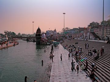 Mensen baden in de heilige rivier de Ganges bij zonsondergang in Haridwar India von Eye on You