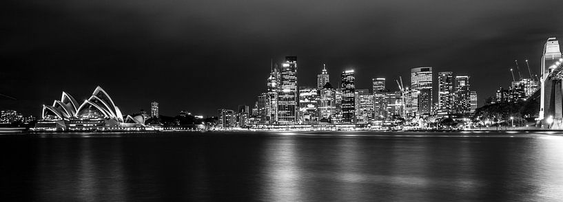 Sydney by Night in B&W, Australie van Chris van Kan