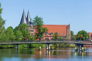 Pont de l'amour sur l'Obertrave avec la porte Holsten et les salines, , Lübeck, Schleswig-Holstein, 