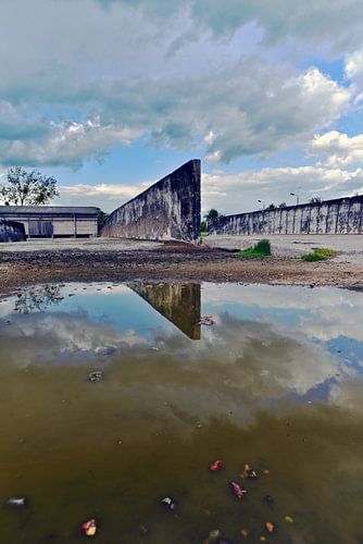 Desolate, verlaten Oost-Duitse zuivelfabriek in Kruge