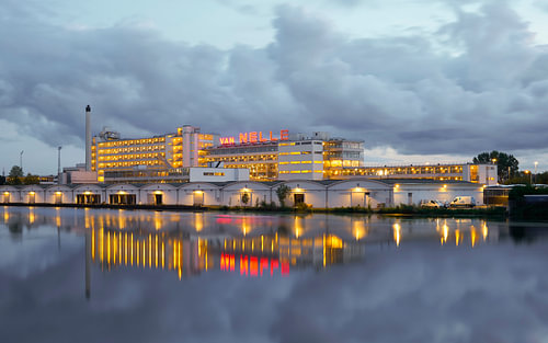 De Van Nellefabriek weerspiegeld in de Schie