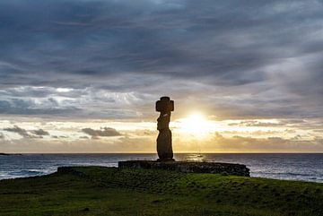 Coucher de soleil sur les statues de l'île de Pâques (Ahu Tahai) avec l'océan Pacifique et les nuage sur WorldWidePhotoWeb