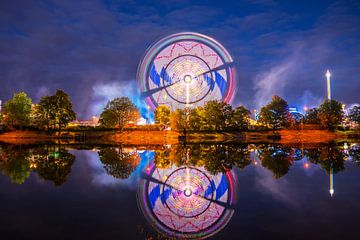 Duitsland, Verlicht kleurrijk groot wiel in beweging stuttgart van adventure-photos