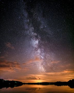Melkweg boven het meer van Vaux in Frankrijk van Niels Steinmetz