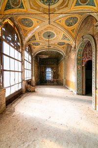 Großer verlassener Flur. von Roman Robroek – Fotos verlassener Gebäude
