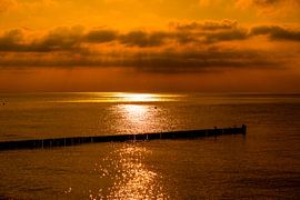 Gloeiende zonsondergang, gloeiende speciale zonsondergang van Karin Luttmer