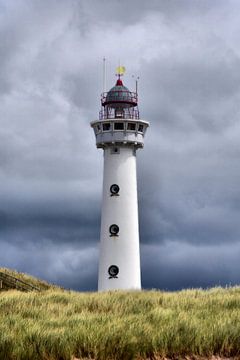 Leuchtturm von Egmond an einem Sommernachmittag I von Jurjen Jan Snikkenburg