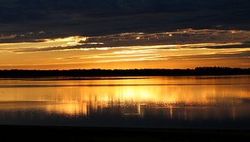 Goldener Sonnenuntergang über dem See von Yanik Florin