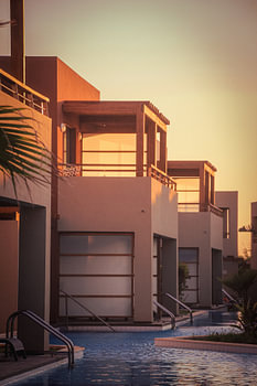 Goldene Fassaden – Architektur im Abendlicht