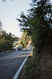 Traktor in den Bergen von Leathitia Zegwaard