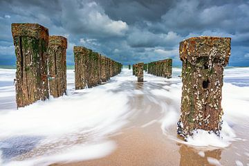 Strandpalen in Zeeland van Marco Rutten