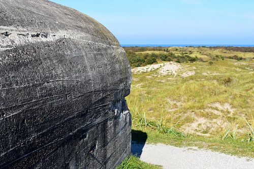 Betonbunker des Atlantikwalls am Strand mit dem Meer im Hintergrund