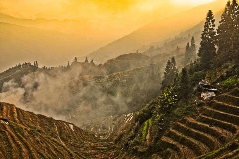 Het scharlakenrode zonsondergang. Mistig herfstlandschap met rijstterrassen. China, Yangshuo, Longsh van Michael Semenov