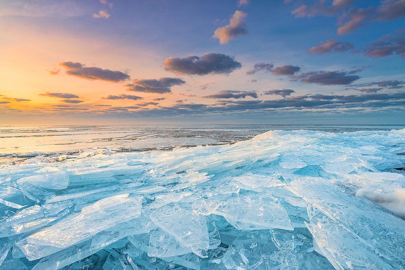 Kruiend ijs op het Markermeer | Landschapsfotografie | Winter in Nederland van Marijn Alons