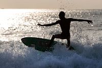 Surfer aan het strand van Seminyak Bali 