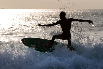 Surfer aan het strand van Seminyak Bali  van Willem Vernes