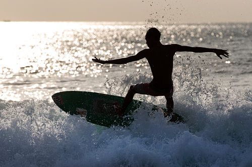 Surfer aan het strand van Seminyak Bali 