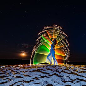 Meisje in zand met maan van Bert Baldauf