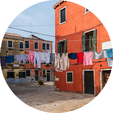 Historische gebouwen en waslijnen in de oude stadskern van Venetië van Rico Ködder