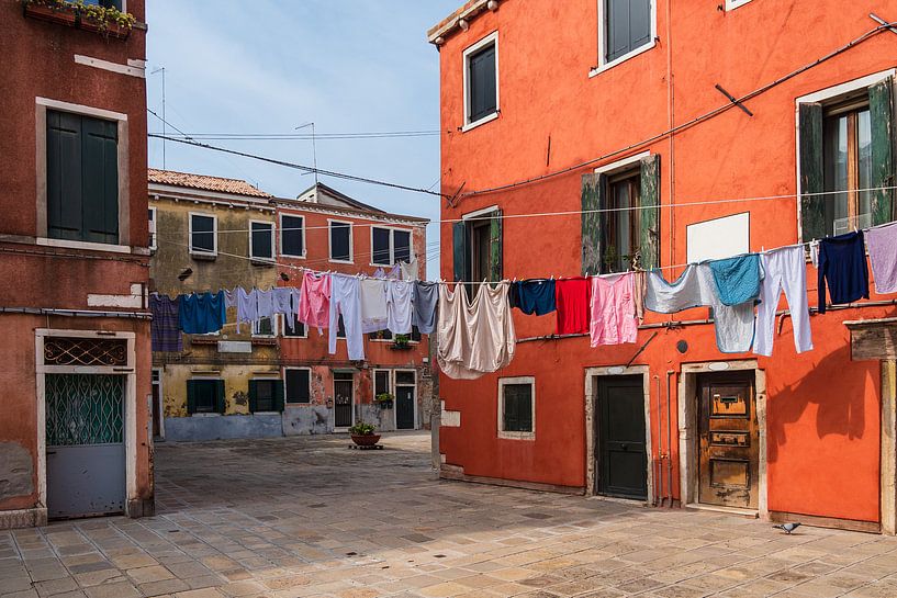 Bâtiments historiques et cordes à linge dans la vieille ville de Venise par Rico Ködder