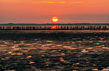 Rode zonsondergang in Wierum Friesland van R Smallenbroek