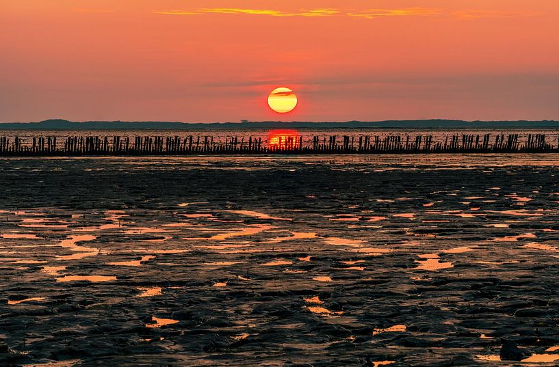Rode zonsondergang in Wierum Friesland van R Smallenbroek