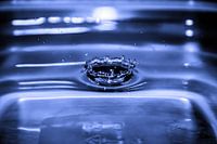 Opspattend water in blauw licht