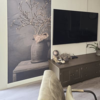 Klantfoto: Stilleven met magnolia tak in knop in stenen kruik (verticaal) van Mayra Fotografie, als behang