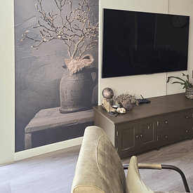 Kundenfoto: Stilleben mit Magnolienzweig in Knospe im Steinglas (vertikal) von Mayra Fotografie, auf Tapete