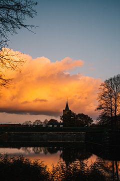 Sonnenuntergang auf der Festung Naarden im Herbst, die Niederlande von Suzanne Spijkers