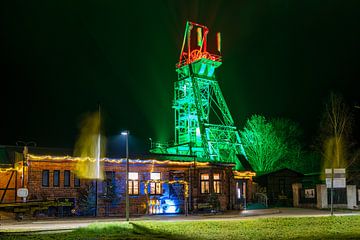 Uitzicht op de slingertoren van de mijn Wettelrode bij Sangerhausen bij nacht