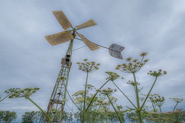 Metalen windwatermolen in het weiland