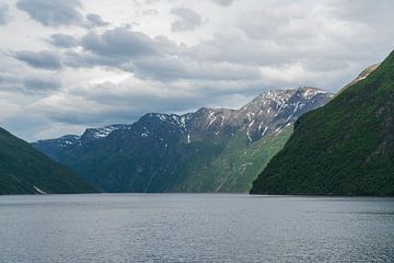 Uitzicht op het Geirangerfjord, Noorwegen van Capture the Light
