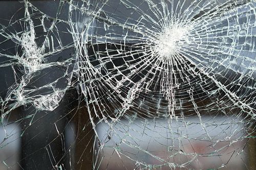 Vernielde gebroken ruit, met de structuur van vernield versplinterd glas
