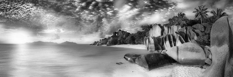 Plage de rêve aux Seychelles en noir et blanc. par Manfred Voss, Photographie Noir et Blanc