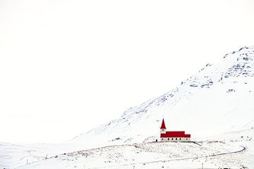 Kerkje van Vik in IJsland. van Ron van der Stappen