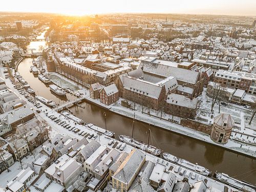 Zwolle besneeuwde Thorbeckegracht tijdens een koude winterochtend