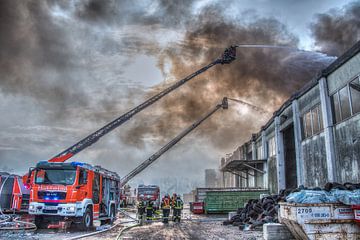 Doppelter Drehleiter-Einsatz bei Großbrand