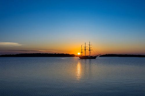 Segelschiff bei Sonnenuntergang, Hafen Thiessow, Rügen